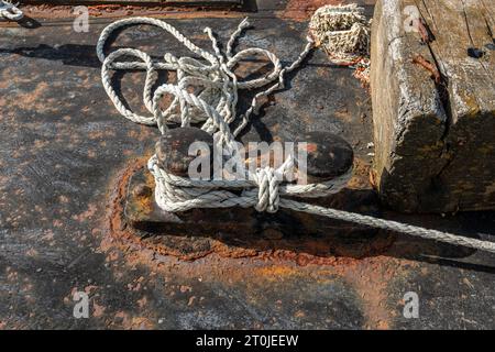 Rostiger Schuh mit Festmacherleinen, um ein Boot anzulegen Stockfoto