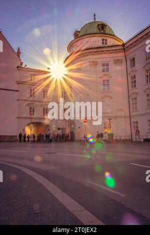 Reichsschloss Innsbruck mit unbekannten Touristen. Hofburg-Tour bei Sonnenuntergang. Wahrzeichen von Innsbruck bei Abendsonne. Kaiserliche Architektur. Stockfoto