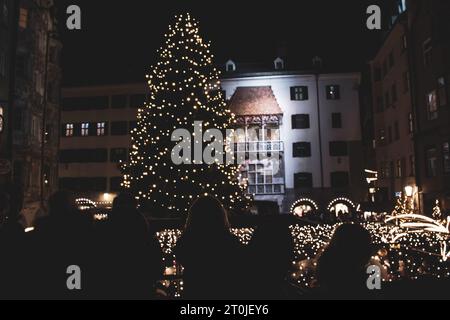 Weihnachtsmarkt bei Nacht, Innsbruck, Österreich. Berühmter Platz mit goldenem Balkon und Weihnachtsbaum im Zentrum von Innsbruck. Stockfoto