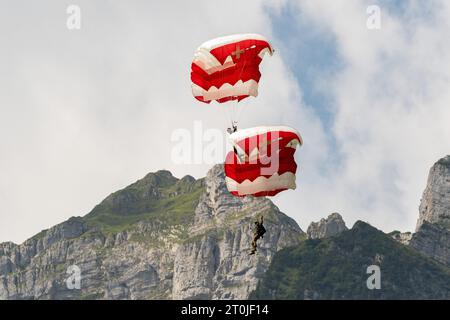 Mollis, Schweiz, 18. August 2023 Fallschirmspringer während einer Flugschau Stockfoto