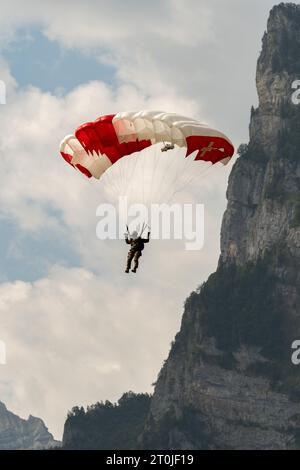 Mollis, Schweiz, 18. August 2023 Fallschirmspringer während einer Flugschau Stockfoto