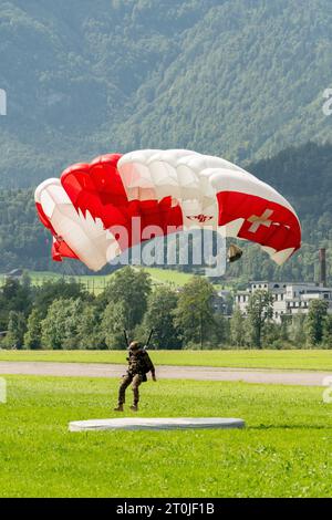 Mollis, Schweiz, 18. August 2023 Fallschirmspringer während einer Flugschau Stockfoto