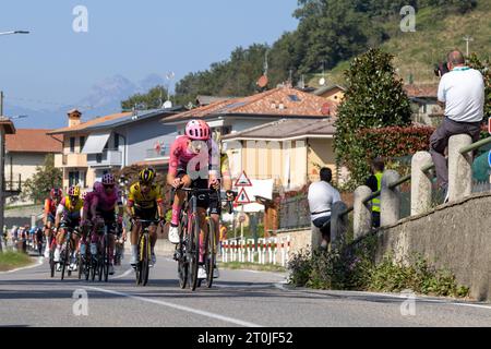 Como, Italien. Oktober 2023. Leiter der Verfolgungsgruppe 2023 Giro di Lombardia, Straßenradrennen in Como, Italien, 07. Oktober 2023 Credit: Independent Photo Agency/Alamy Live News Stockfoto