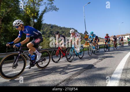 Como, Italien. Oktober 2023. Leiter des Rennens 2023 Giro di Lombardia, Straßenradrennen in Como, Italien, 07. Oktober 2023 Credit: Independent Photo Agency/Alamy Live News Stockfoto