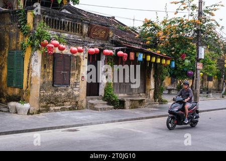 Hoi An, Vietnam. Das Gebäude aus der Kolonialzeit ist heute ein Café. Stockfoto