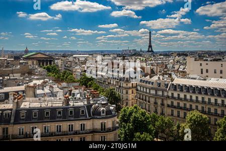 Paris von oben: Ein atemberaubender Blick auf den Eiffelturm, das Panthéon und die berühmten Dächer der Stadt des Lichts. Stockfoto