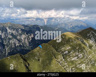 Gleitschirmfliegen über den Julischen Alpen in Slowenien, Europa und Tolmin mit Startplatz ab Kobala Stockfoto