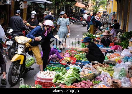 Hoi An, Vietnam. Am frühen Morgen Straßenszene auf dem Markt. Stockfoto