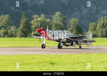 Mollis, Schweiz, 18. August 2023 D-FPSI nordamerikanische P-51D Mustang historische Flugzeuge bewegen sich auf der Landebahn Stockfoto