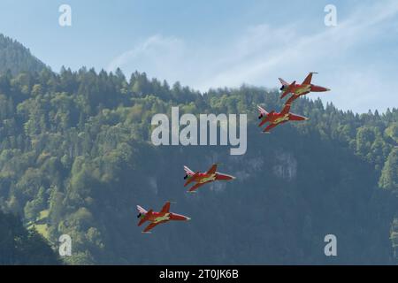 Mollis, Schweiz, 18. August 2023 Patrouille Suisse Northrop F-5E Tiger II Militärjet, der akrobatische Flüge während einer Flugschau durchführt Stockfoto