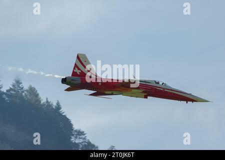 Mollis, Schweiz, 18. August 2023 Patrouille Suisse Northrop F-5E Tiger II Militärjet, der akrobatische Flüge während einer Flugschau durchführt Stockfoto