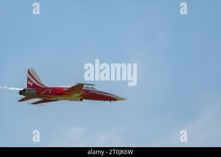 Mollis, Schweiz, 18. August 2023 Patrouille Suisse Northrop F-5E Tiger II Militärjet, der akrobatische Flüge während einer Flugschau durchführt Stockfoto