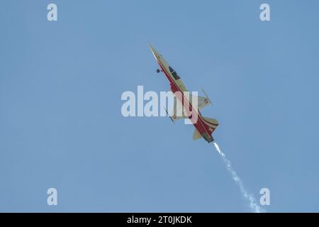 Mollis, Schweiz, 18. August 2023 Patrouille Suisse Northrop F-5E Tiger II Militärjet, der akrobatische Flüge während einer Flugschau durchführt Stockfoto