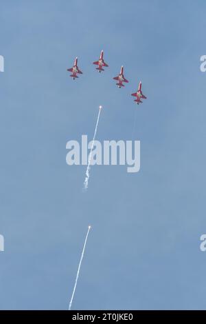 Mollis, Schweiz, 18. August 2023 Patrouille Suisse Northrop F-5E Tiger II Militärjet, der akrobatische Flüge während einer Flugschau durchführt Stockfoto