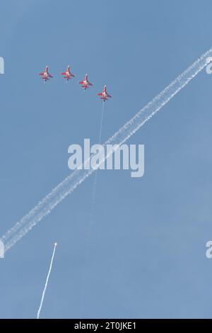 Mollis, Schweiz, 18. August 2023 Patrouille Suisse Northrop F-5E Tiger II Militärjet, der akrobatische Flüge während einer Flugschau durchführt Stockfoto