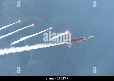 Mollis, Schweiz, 18. August 2023 Patrouille Suisse Northrop F-5E Tiger II Militärjet, der akrobatische Flüge während einer Flugschau durchführt Stockfoto