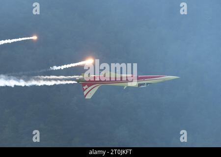 Mollis, Schweiz, 18. August 2023 Patrouille Suisse Northrop F-5E Tiger II Militärjet, der akrobatische Flüge während einer Flugschau durchführt Stockfoto