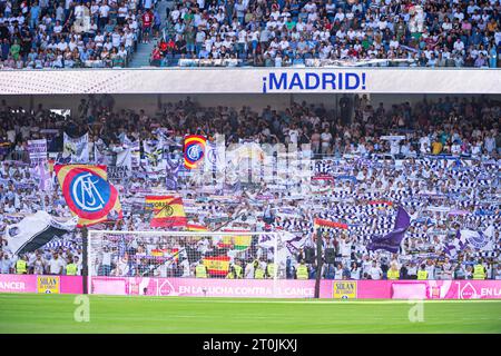 Madrid, Spanien. Oktober 2023. Real Madrid Fans, die vor dem Fußballspiel der spanischen Meisterschaft La Liga EA Sports zwischen Real Madrid und Osasuna im Bernabeu-Stadion zu sehen waren. Real Madrid 4:0 Osasuna Credit: SOPA Images Limited/Alamy Live News Stockfoto