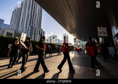 Los Angeles, USA. Oktober 2023. Die Hotelangestellten in der Gegend von Los Angeles richteten eine Streiklinie vor dem JW Marriott Hotel in der Innenstadt von Los Angeles ein. Gewerkschaftlich organisierte Hotelangestellte von Unite Here Local 11 streiken gegen mehrere große Hotelketten wegen fairer Bezahlung, Versicherungs- und Rentenfragen. Die Arizona Diamondbacks, ein MLB-Team, das gegen die LA Dodgers spielt, wohnen während des Arbeitsstreits im JW Marriott Hotel. 10/7/2023 Los Angeles, CA., USA (Foto: Ted Soqui/SIPA USA) Credit: SIPA USA/Alamy Live News Stockfoto