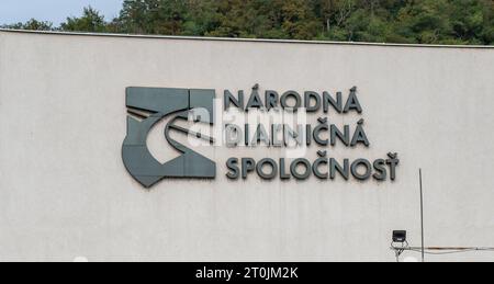 Nova Bana, Slowakei - 1. Oktober 2023: Schild der National Motorway Company. (Narodna Dialnicna Spolocnost). Stockfoto