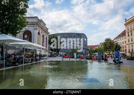 Museumsquartier, eine Fußgängerzone mit Museen für moderne und zeitgenössische Kunst, Kulturstätten, Geschäften und Restaurants, Wien, Österreich Stockfoto