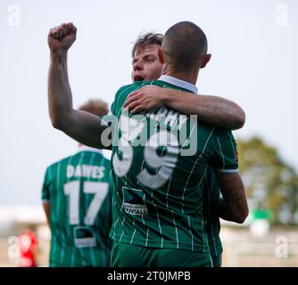 Rhys Murphy und Alex Whittle aus Yeovil Town feiern das Tor beim National League South Match im Huish Park Stadium in Yeovil Stockfoto