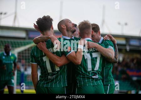 Will Dawes Rhys Murphy und will Dawes aus Yeovil Town feiern das Tor von Rhys Murphy während des National League South Matches im Huish Park Stadium in Yeovil Stockfoto