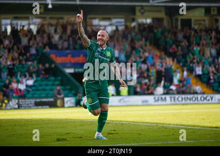 Rhys Murphy aus Yeovil Town feiert sein zweites Tor während des Spiels der National League South im Huish Park Stadium in Yeovil Stockfoto