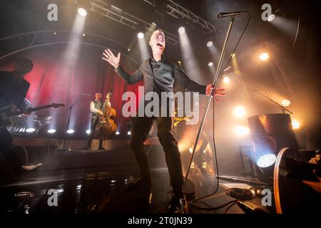 Oslo, Norwegen. Oktober 2023. Die norwegische Rockband Kaizers Orchestra gibt ein Live-Konzert in der Sentrum Scene in Oslo. Hier ist Sänger und Musiker Janove Ottesen live auf der Bühne zu sehen. (Foto: Gonzales Photo/Alamy Live News Stockfoto