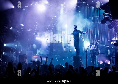 Oslo, Norwegen. Oktober 2023. Die norwegische Rockband Kaizers Orchestra gibt ein Live-Konzert in der Sentrum Scene in Oslo. Hier ist Sänger und Musiker Janove Ottesen live auf der Bühne zu sehen. (Foto: Gonzales Photo/Alamy Live News Stockfoto
