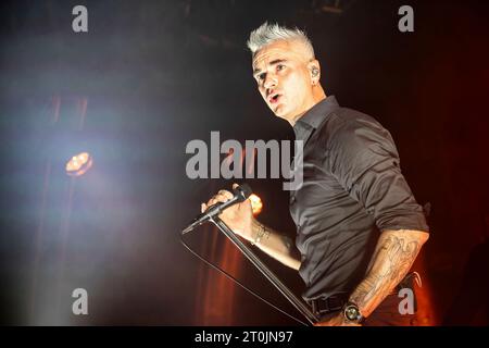 Oslo, Norwegen. Oktober 2023. Die norwegische Rockband Kaizers Orchestra gibt ein Live-Konzert in der Sentrum Scene in Oslo. Hier ist Sänger und Musiker Janove Ottesen live auf der Bühne zu sehen. (Foto: Gonzales Photo/Alamy Live News Stockfoto