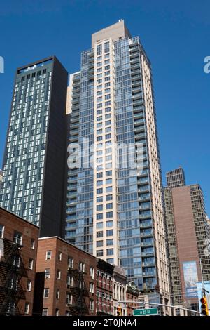 Imposante Wohnungstürme erheben sich über der Sixth Avenue in Chelsea, 2023, New York City, USA Stockfoto