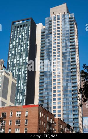 Imposante Wohnungstürme erheben sich über der Sixth Avenue in Chelsea, 2023, New York City, USA Stockfoto