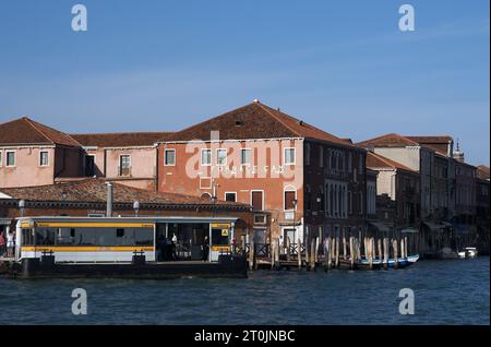 Szenen aus Venedig, Italien am 6. Oktober 2023. Eine Wassertaxistation vor einer Glasfabrik in Murano. Stockfoto