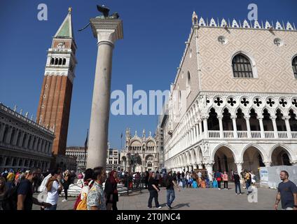 Szenen aus Venedig, Italien am 7. Oktober 2023. Auf dem Markusplatz werden Menschenmassen zusammen mit dem Palazzo Ducale aka Dogenpalast und der Campanile Uhr gesehen Stockfoto