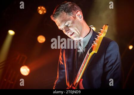 Oslo, Norwegen. Oktober 2023. Die norwegische Rockband Kaizers Orchestra gibt ein Live-Konzert in der Sentrum Scene in Oslo. Hier ist Gitarrist Geir Zahl live auf der Bühne zu sehen. (Foto: Gonzales Photo/Alamy Live News Stockfoto