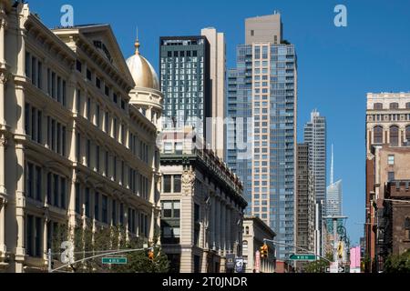 Imposante Wohnungstürme erheben sich über der Sixth Avenue in Chelsea, 2023, New York City, USA Stockfoto