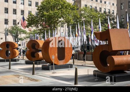 Das Rockefeller Center ist mit den ikonischen Werken des einflussreichen Künstlers Robert Indiana, 2023, New York City, USA, dekoriert Stockfoto