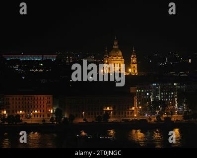 Nächtlicher Blick auf die Stephanskirche in Budapester Hauptstadt Ungarns und die Reflexionen auf der Donau Stockfoto