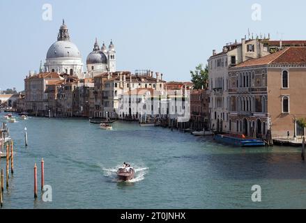 Szenen aus Venedig, Italien am 7. Oktober 2023. Ein Wassertaxi fährt entlang des Canal Grande mit der Basilika Santa Maria della Salute im Stockfoto