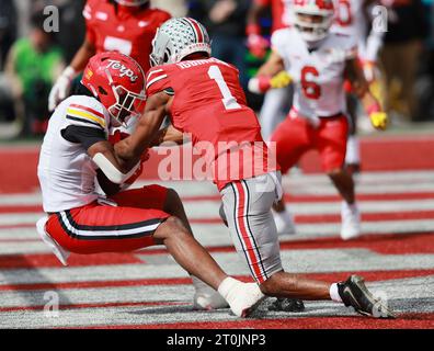 Columbus, Usa. Oktober 2023. Maryland Terrapins Kaden Prather (1) erhält einen Pass für einen Touchdown, während er am Samstag, den 7. Oktober 2023, im ersten Viertel in Columbus, Ohio, von den Ohio State Buckeyes Davison Iqbinosun verteidigt wird. Foto: Aaron Josefczyk/UPI Credit: UPI/Alamy Live News Stockfoto