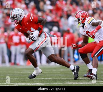 Columbus, Usa. Oktober 2023. Ohio State Buckeyes Josh Procter (41) fängt am Samstag, den 7. Oktober 2023 in Columbus (Ohio) einen Pass ab, der für Maryland Terrapins Tyrese Chambers (0) vorgesehen ist. Foto: Aaron Josefczyk/UPI Credit: UPI/Alamy Live News Stockfoto