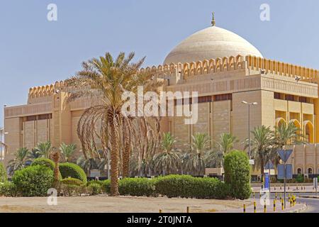 Kuwait City, Kuwait - 13. Juli 2018: Wahrzeichen der Großen Moschee, Ort der Anbetung im Zentrum der Hauptstadt, Sommertag. Stockfoto