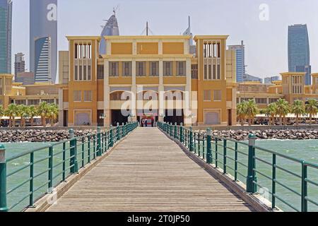 Kuwait City, Kuwait - 13. Juli 2018: Blick auf das Einkaufszentrum Souk Sharq von der Aussichtsplattform des Angelpiers Sommertag in der Hauptstadt. Stockfoto