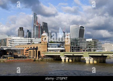 Blick auf den Fluss auf die Cannon Street Eisenbahnbrücke und den Bahnhof mit den Wolkenkratzern des Finanzviertels City of London im Hintergrund. Can Stockfoto