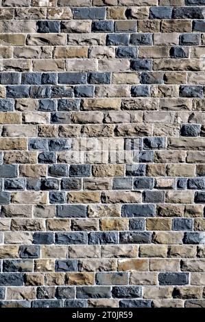 Alte Backsteinmauern an der Wasserdampfwand in Bystricka. Abstrakter Architekturhintergrund. Leerzeichen für Text. Stockfoto