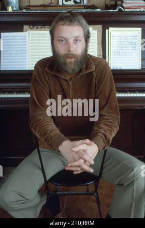 Porträt des englischen Jazz-Kontrabaskisten, Komponisten und Bandleaders Dave Holland in seinem Heimatstudio im Bundesstaat New York, 1983. Stockfoto