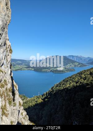 Drachenwand Klettersteig mit Hängebrücke und wunderschönem Panoramablick auf den Mondsee, Österreich, Europa, Klettersteige und Panoramen vom Aufstieg aus gesehen Stockfoto