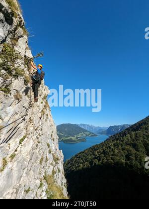 Drachenwand Klettersteig mit Hängebrücke und wunderschönem Panoramablick auf den Mondsee, Österreich, Europa, Klettersteige und Panoramen vom Aufstieg aus gesehen Stockfoto