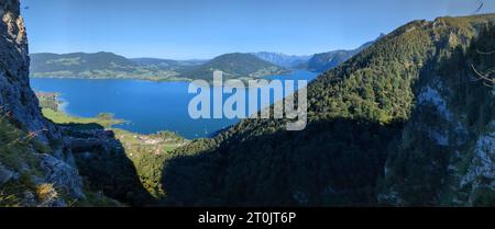 Drachenwand Klettersteig mit Hängebrücke und wunderschönem Panoramablick auf den Mondsee, Österreich, Europa, Klettersteige und Panoramen vom Aufstieg aus gesehen Stockfoto